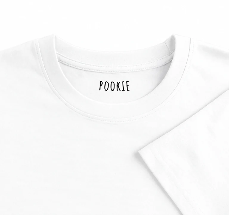 Detail van de stof en afwerking van een Pookie-shirt